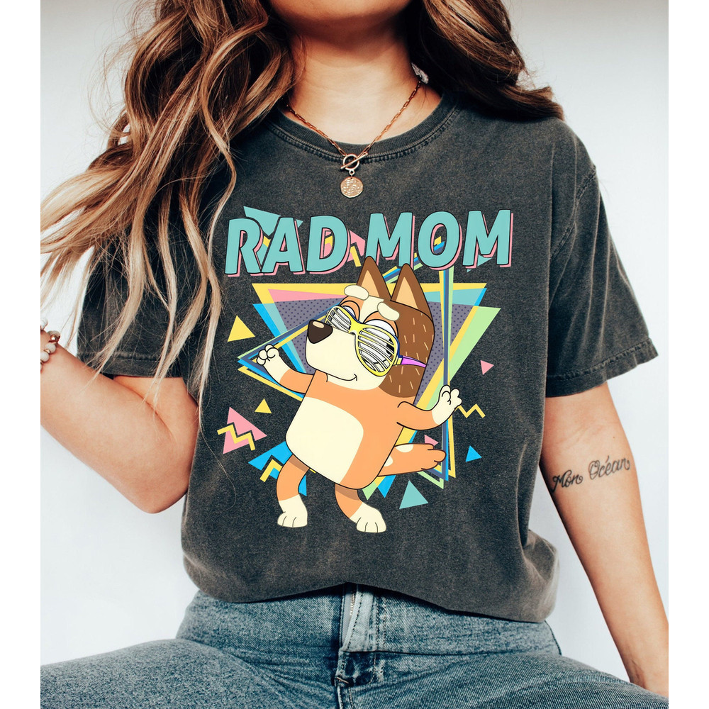 Retro Rad Mom, Rad Mom Bluey, Family T-Shirt, Retro Chilli Heeler Shirt, Outfit Family Shirt, Bluey Mum, Bluey Couple Sh.jpg