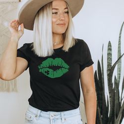 ladies st patricks day shamrock lips kiss paddys   unisex jersey short sleeve tee