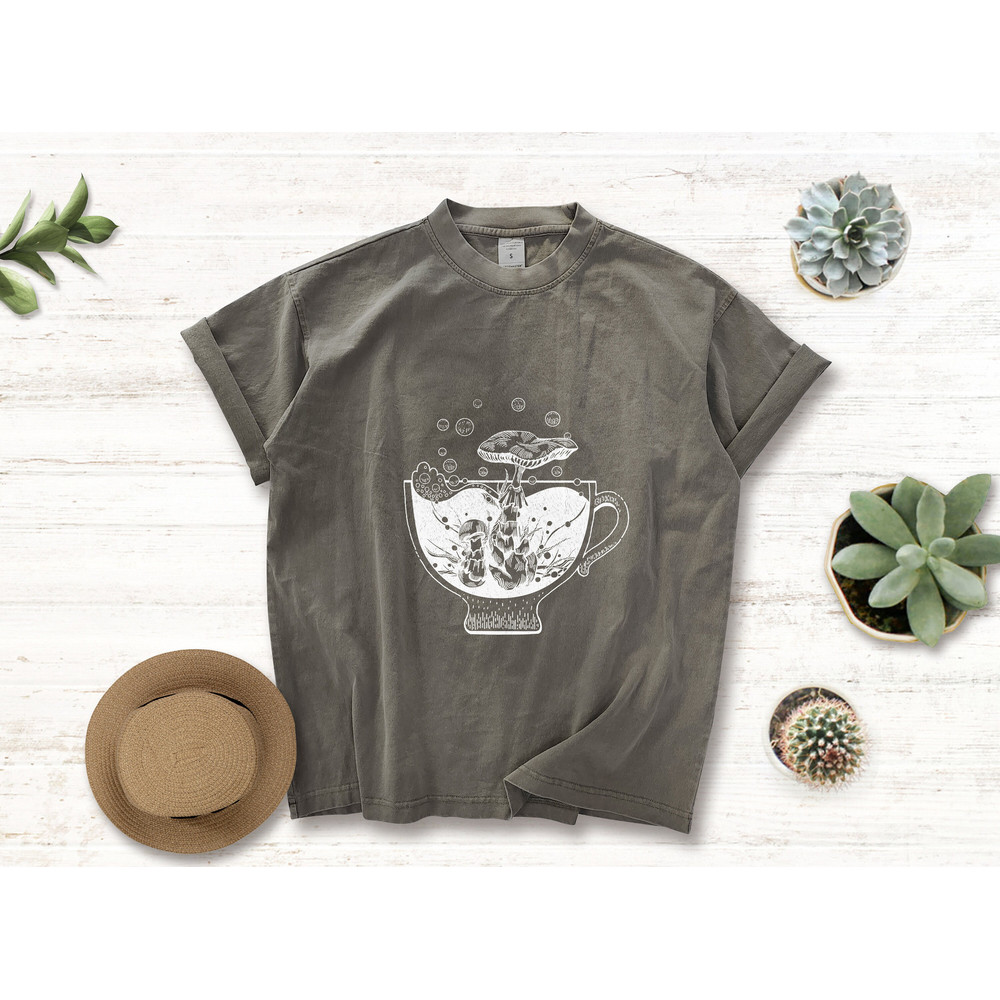 Oversized crewneck vintage unisex mushroom tshirt,Graphic tshirt,Mushroom gifts.jpg