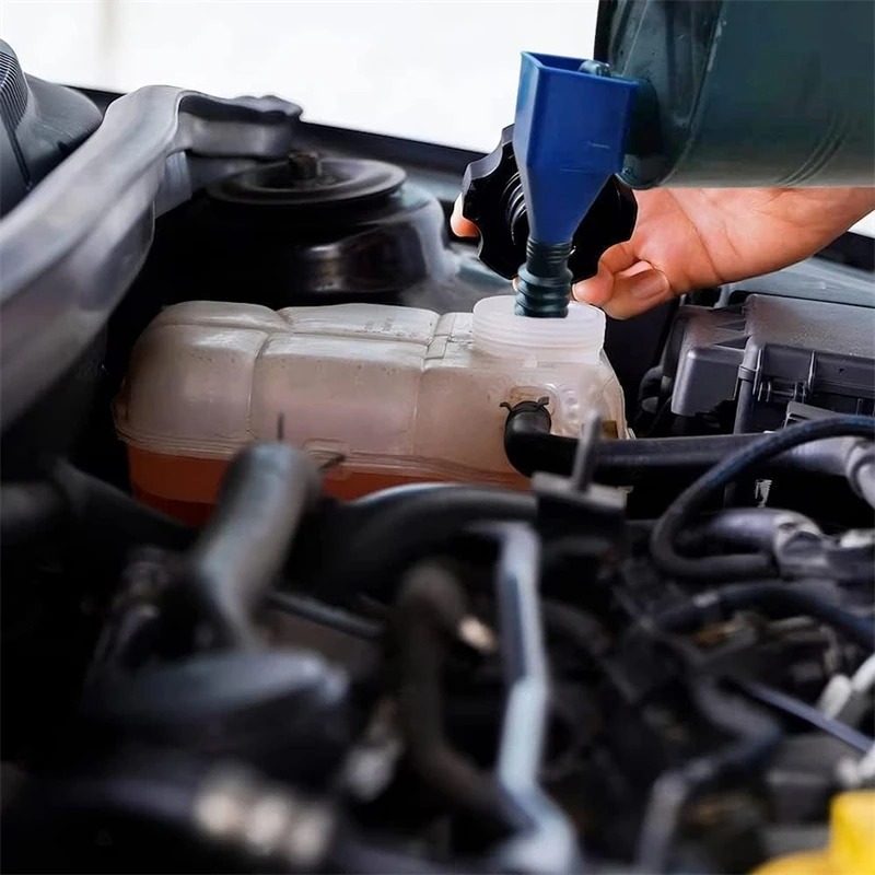 Retractable Auto Flexible Fuel Funnel 2