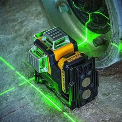 dewalt green laser level with lithium battery