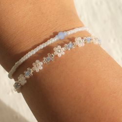 Daisy bracelet with blue and silver beads Handmade floral jewelry Rainflower jewelry Minimalistic bracelet Gift for her