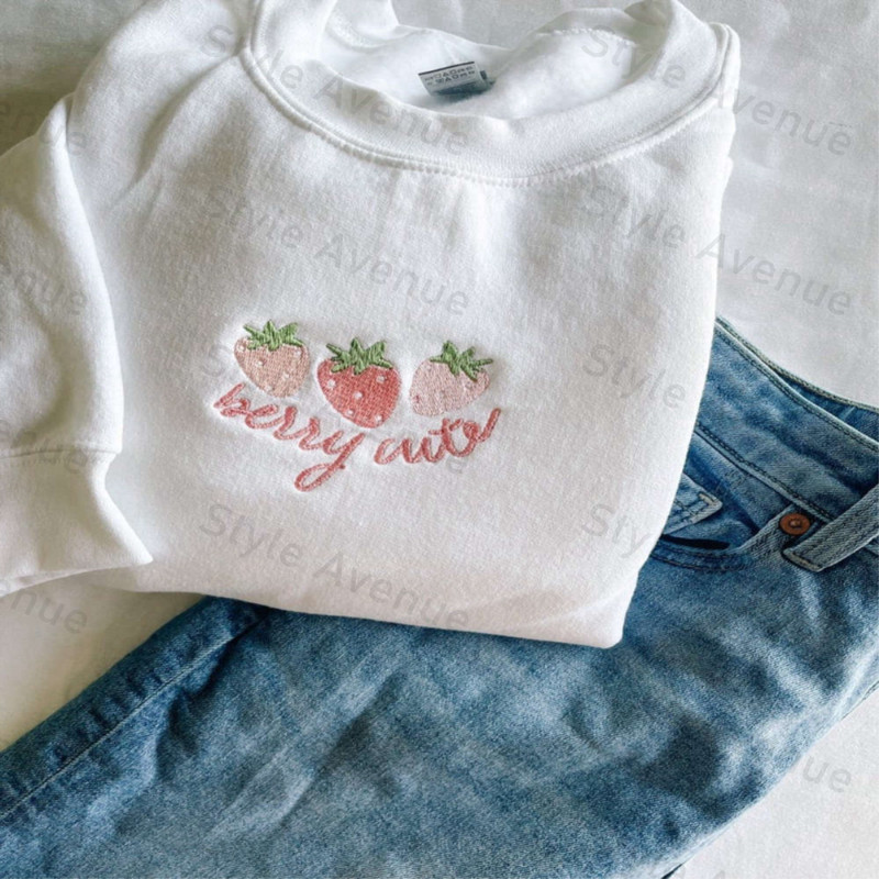 Berry Cute Strawberry Embroidered Sweatshirt 2D Crewneck Sweatshirt For Women And Women.jpg