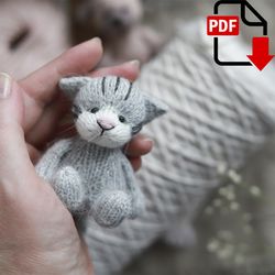 A knitted little kitten. Knitting pattern.