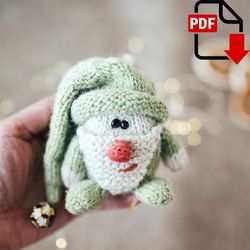 Christmas Dwarf knitting pattern. Fur tree decoration. Knitted gnome step by step tutorial. DIY new year little ornament