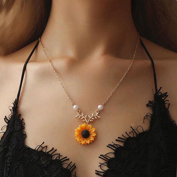 Zinc Alloy Sunflower Pendant Necklace With Leaves (1).jpg