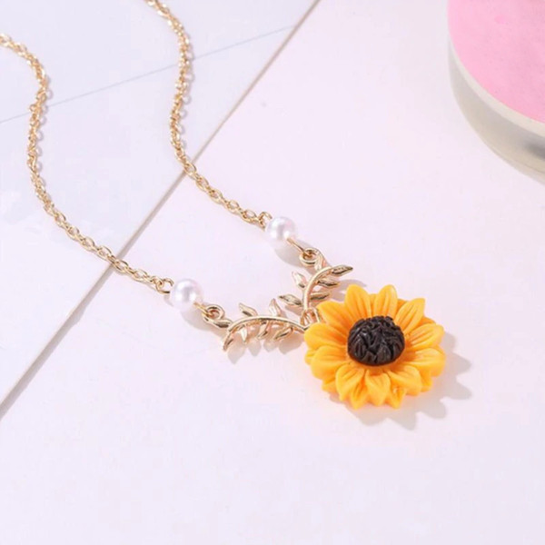 Zinc Alloy Sunflower Pendant Necklace With Leaves (2).jpg