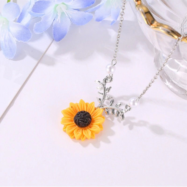 Zinc Alloy Sunflower Pendant Necklace With Leaves (3).jpg