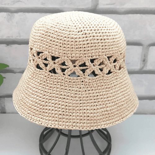Straw hat with a crocheted look Hole pattern around hat