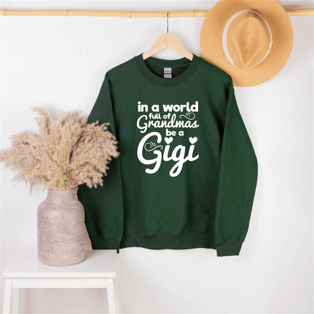 In a World Full of Grandmas be a Gigi sweat, Gigi sweat, grandma sweater, Gigi Gift, Cute Gigi Gift, Grandmother Gift, M.jpg
