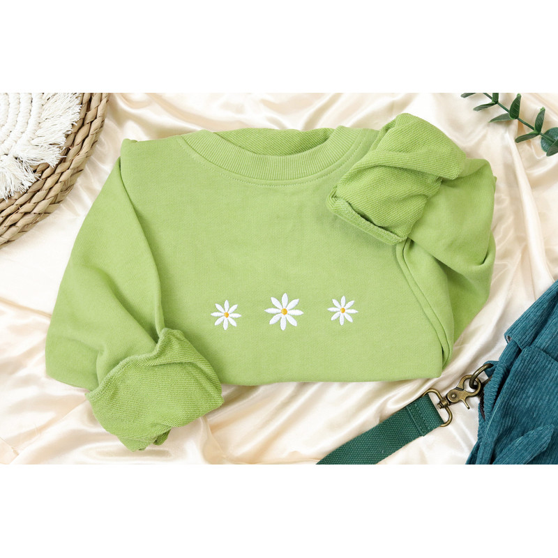 Daisies embroidered sweatshirt,embroidered crewneck,floral embroidered sweatshirt,Best Friends Gift.jpg