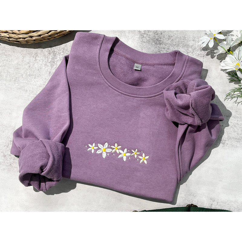 Daisies embroidered sweatshirt,embroidered Floral crewneck sweatshirt,embroidered crewneck,Best Friends Gift.jpg