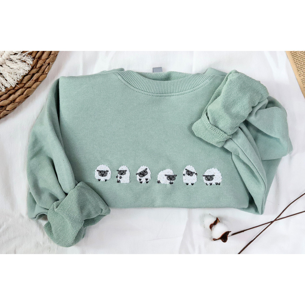 Embroidered sheep sweatshirt,embroidered sweatshirt,Green Sweatshirt,Farm,vintage sweatshirt.jpg