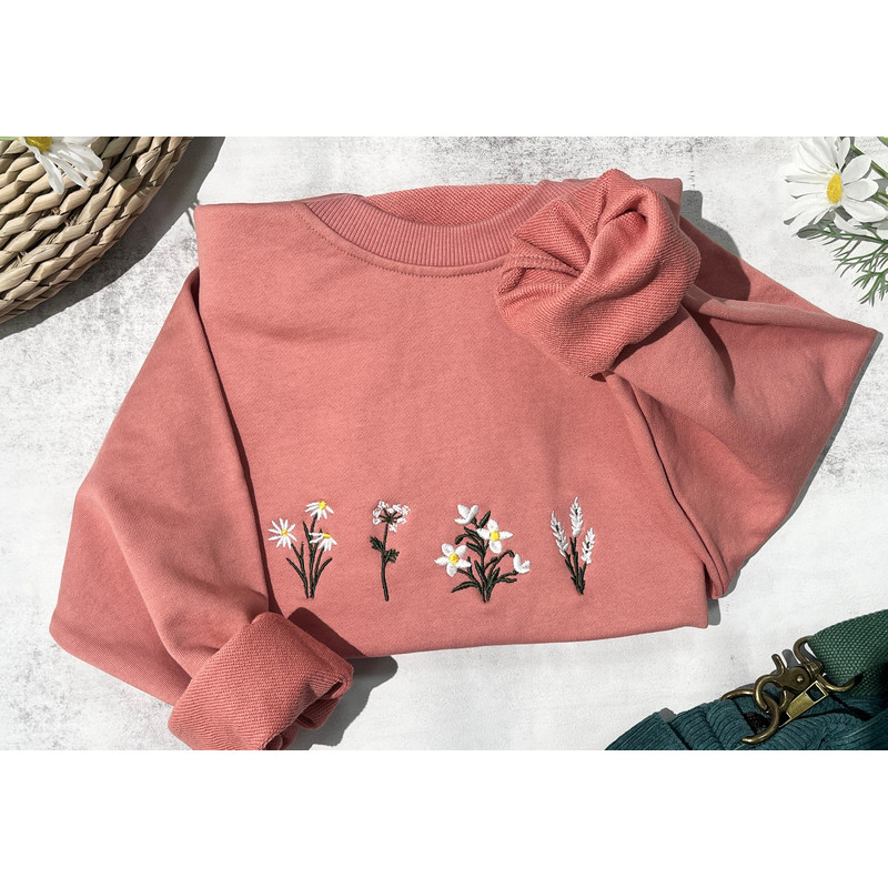 Pink Crewneck Daisy Sweatshirt embroidered,Flower Sweatshirt,Embroidered Sweatshirt Vintage,Lovely Daisy,Floral Sweatshirt,Gifts for her.jpg