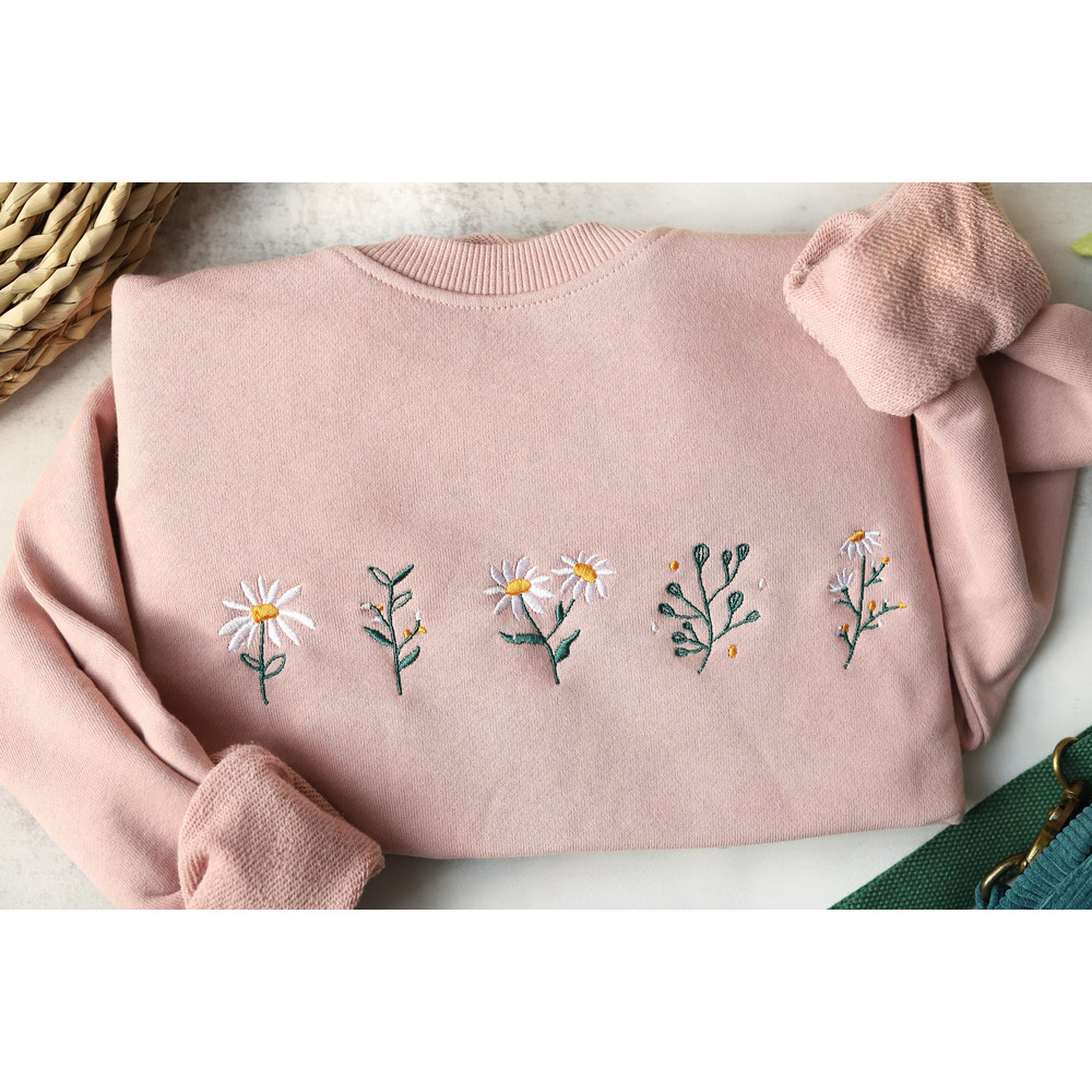 Pink daisy embroidered crewneck sweatshirt embroidered,Lovely Daisy,Floral Sweatshirt,Gifts for her,Gift for MAMA.jpg