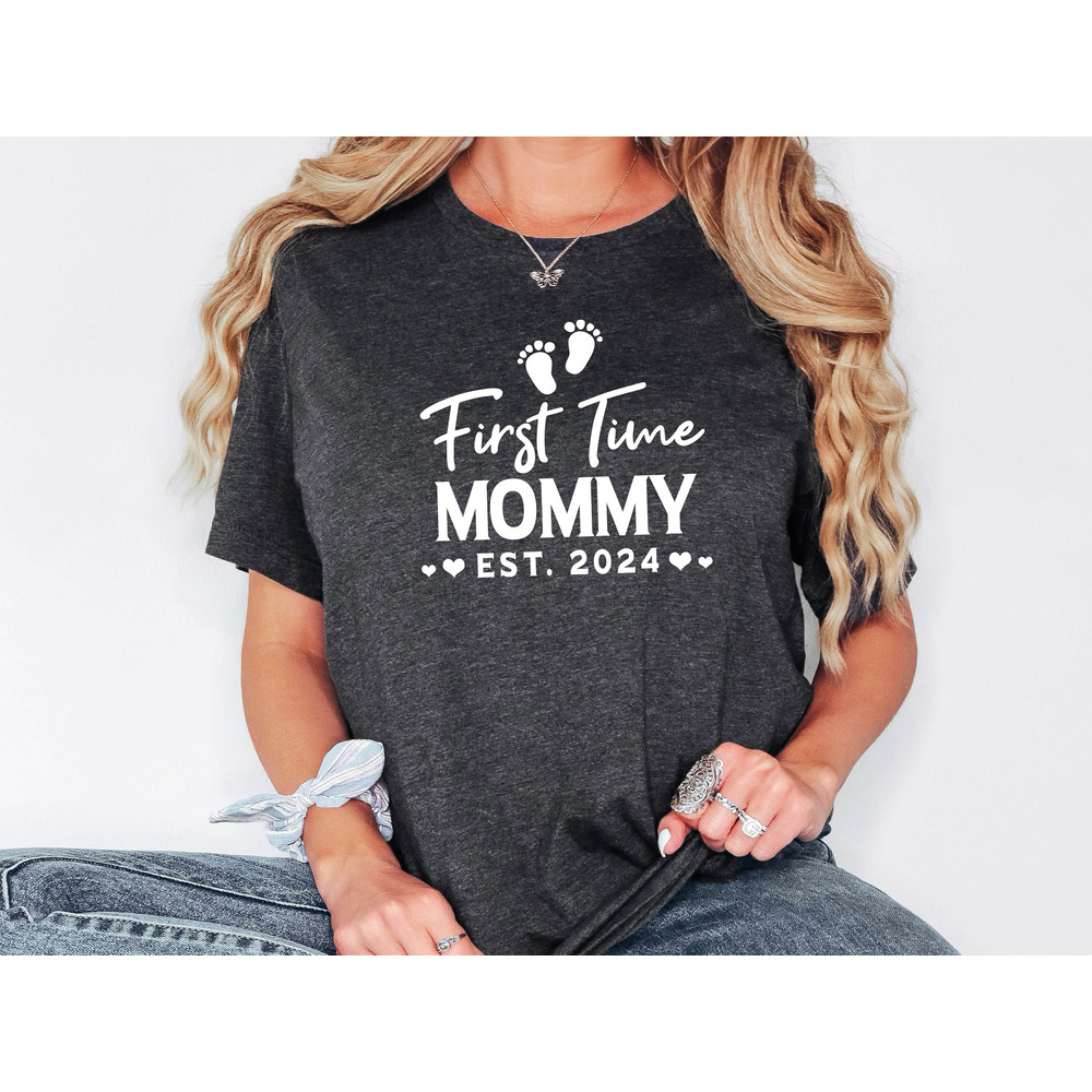 First Time Mommy Shirt, Mommy Est 2024, New Mom Shirt, Pregnancy Reveal Sweatshirt, Gift For New Mom, Expecting Mother Tee, Soon To Be Mom.jpg