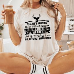 hunters wife shirt, yes hes hunting no i dont know when hell be home, hunting shirt for women, deer hunting t-shirt, wif