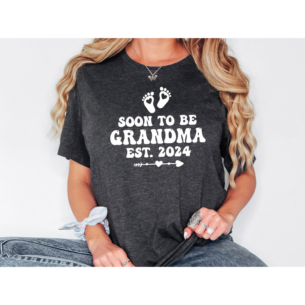 Soon To Be Grandma Shirt, Grandma Est 2024, Pregnancy Announcement, New Grandma Shirt, Grandma To Be Sweatshirt, New Grandmother T-Shirt.jpg