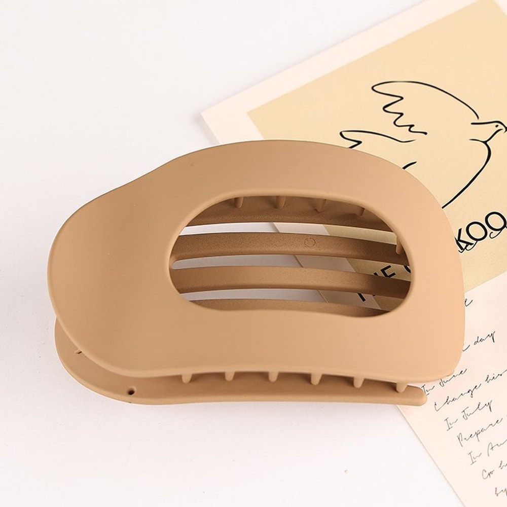 Flat Circular Hair Clip With Duckbill Grip Strong Teeth Comfortable Curved Design 3