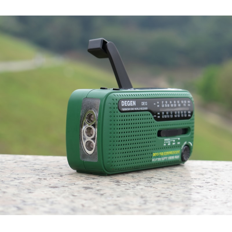 Portable Emergency Radio With Crank Flashlight And USB Charger 1
