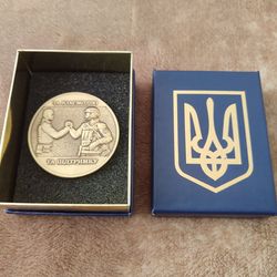 FOR COOPERATION AND SUPPORT - UKRAINIAN TRIDENT VOLUNTEER TOKEN COIN IN BOX. GLORY TO UKRAINE