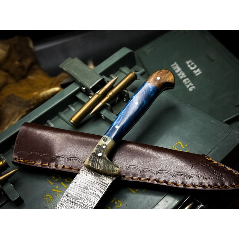 Custom Handmade Damascus Knife Resin Handle For Chefs Hunters 1