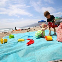 Sand-Proof Beach Mat | Sand Free Beach Blanket (FREE SHIPPING) - Tophatter Inc. Deals & Steals