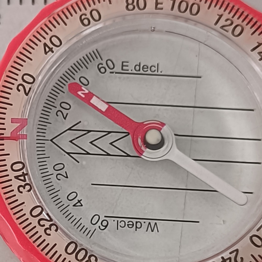 High Accuracy Survival Compass Waterproof Shockproof Hiking Compass with Magnifier Navigation Tool