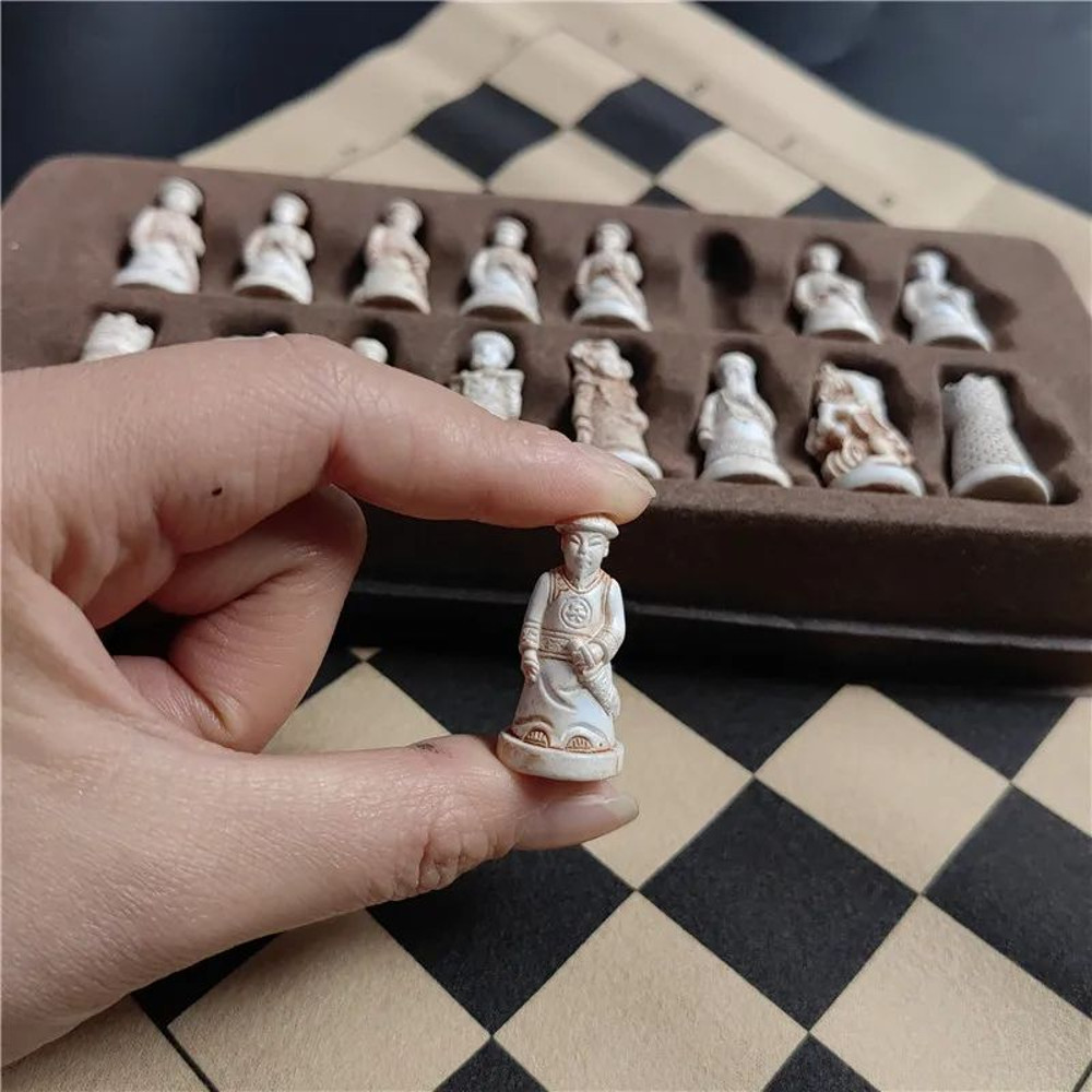 Imitation Ancient Chess Trumpet Resin Chess Pieces With Leather Chessboard Qing Bing Figure Puzzle  2