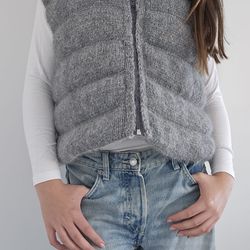 double-layered, two-colored, reversible puffy jacket, zipped vest