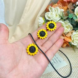 Bright set of jewelry with sunflowers.