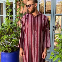 belle tenue marocaine pour homme, djellaba a rayure bordeaux,