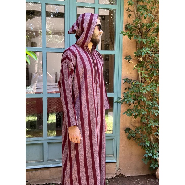 Belle Tenue Marocaine Pour Homme Djellaba A Rayure Bordeaux Inspire belle-tenue-marocaine-pour-homme-djellaba-a-rayure-bordeaux-inspire