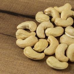 Delightful Crunch: Premium Cashew Nuts from India - Unleashing the Richness of Authentic Flavor in Every Pack