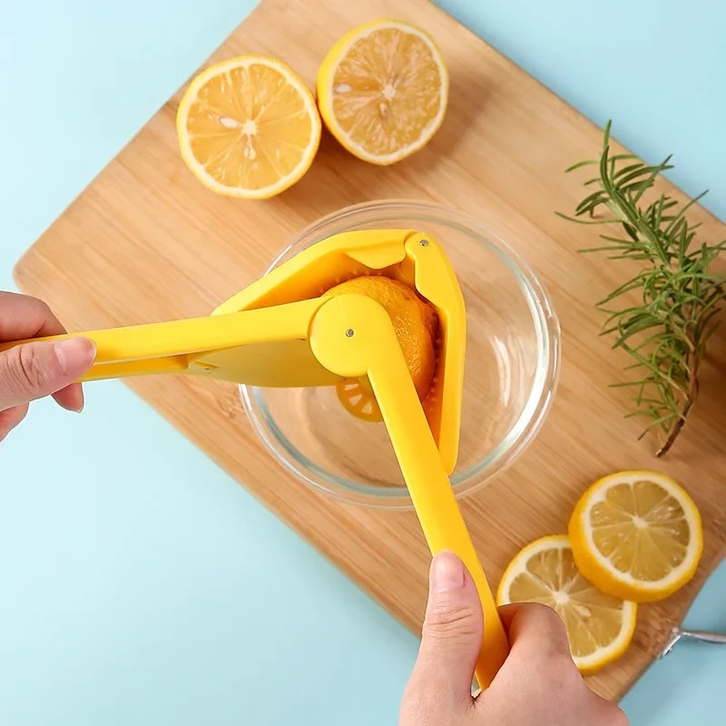 Compact Lemon Squeezer, Manual Citrus Juicer That Folds for Space-Saving Storage