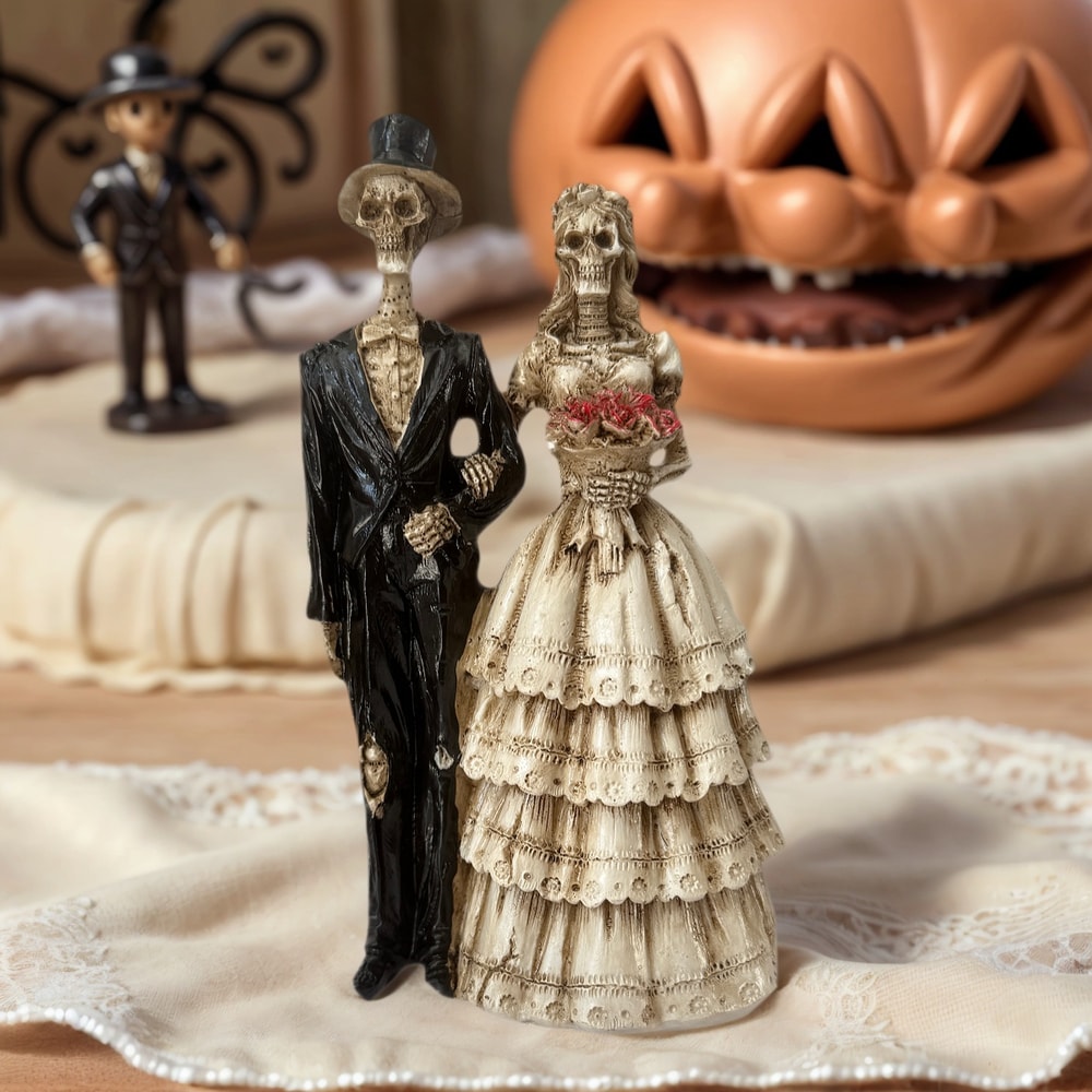 Spooky Couple Skeleton Statue Ornament, Vintage Wedding Dress Style, Romantic Desktop Decoration