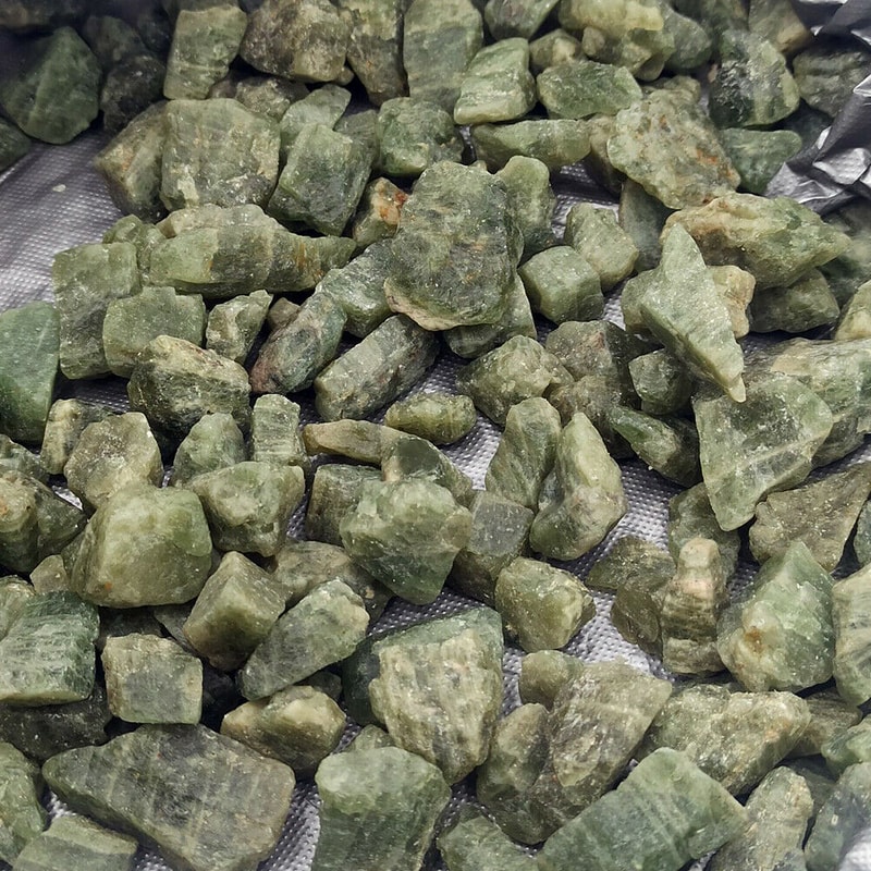 Green Apatite Raw Stone Quartz Crystal for Reiki Healing, Natural Mineral Specimen, Home Garden Decoration Gift