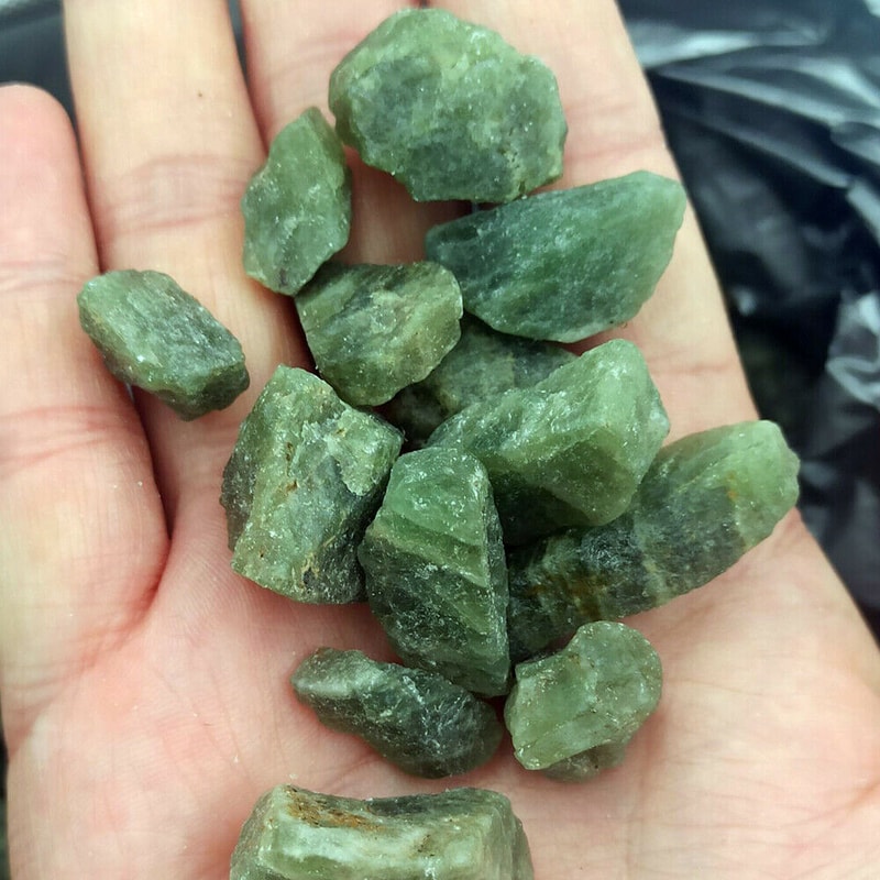 Green Apatite Raw Stone Quartz Crystal for Reiki Healing, Natural Mineral Specimen, Home Garden Decoration Gift