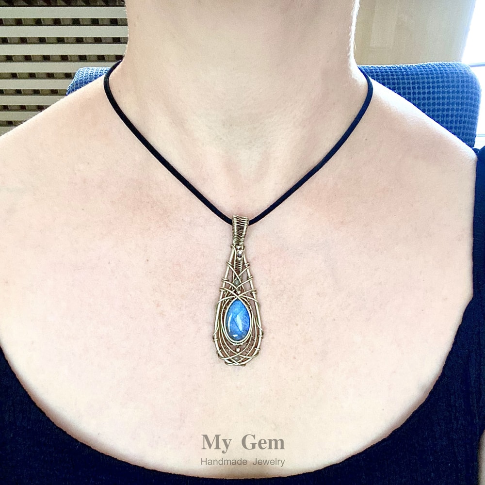 Labradorite Pendant Blue Lake 0