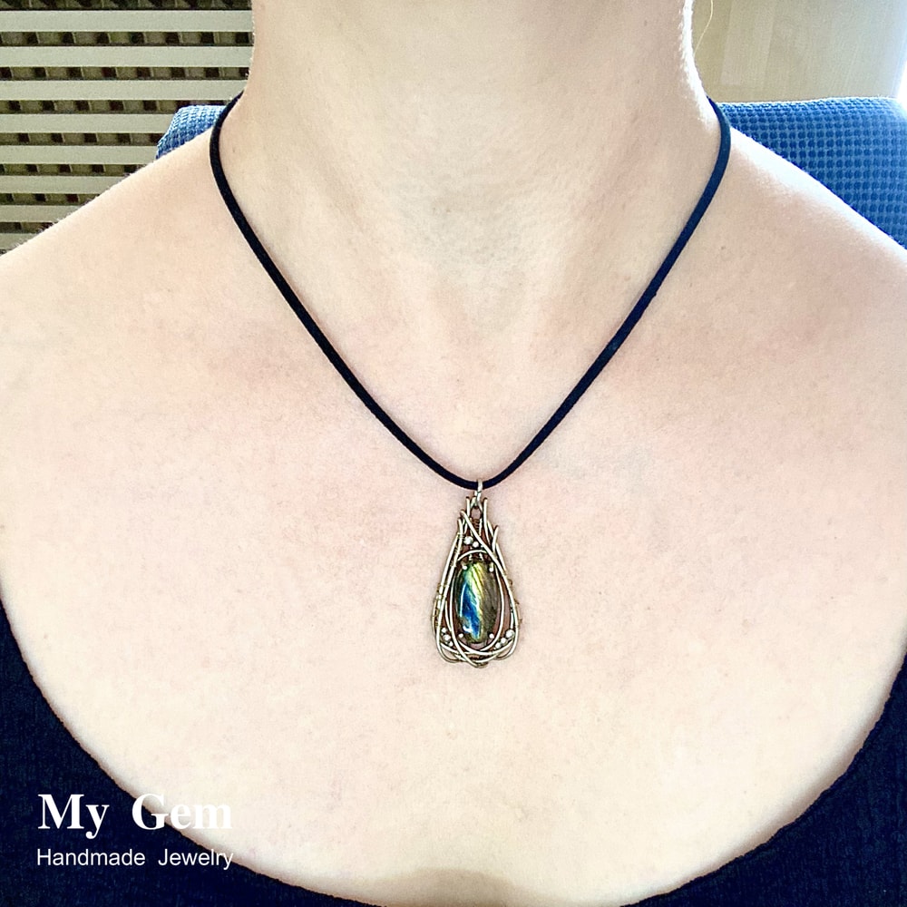 Labradorite Pendant Natures Glow 1