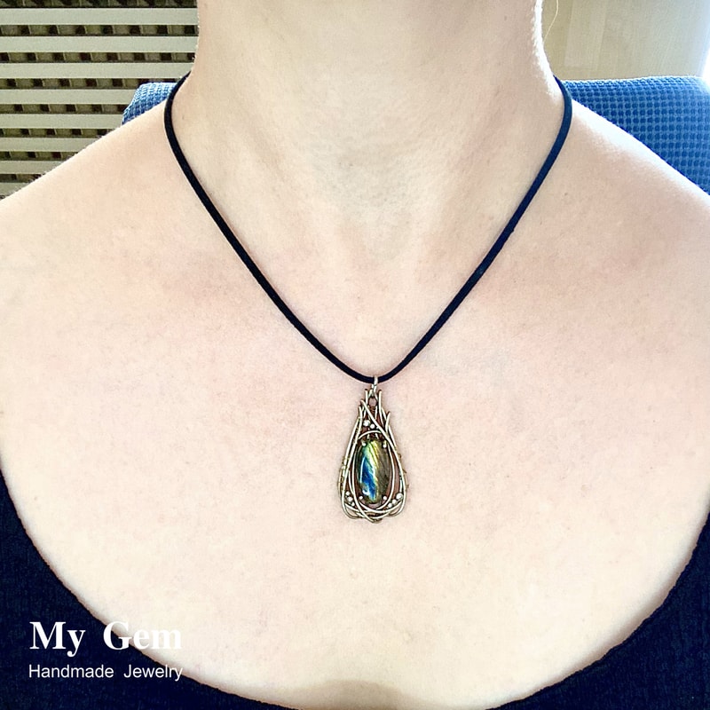 Labradorite Pendant Natures Glow 1
