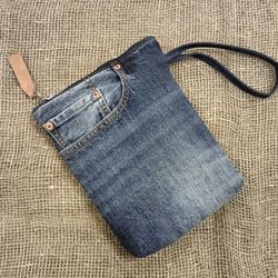 eco-friendly denim clutch bag! made from recycled jeans, this bag is perfect for both men and women. featuring a conveni