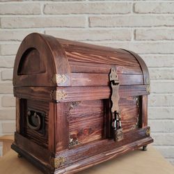 Handmade wooden chest DIY