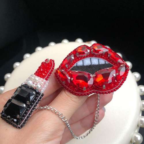 Lips & lipstick brooch/handmade brooch/gift for her/handmade jewelry/fashion jewelry