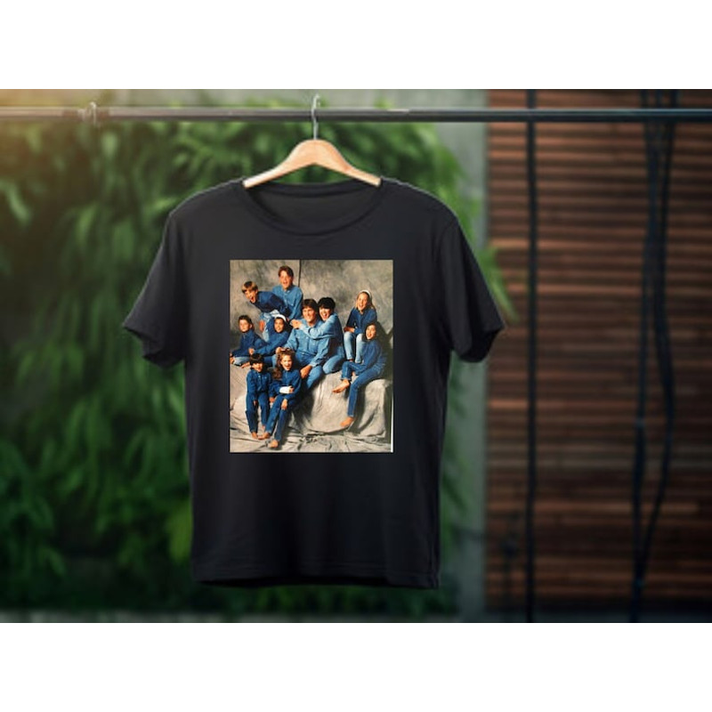 Kardashians and Jenners Awkward Family Photo - Unisex Men's Cotton Crew Tee Vintage 90s Tshirt Streetwear Best Seller2.jpg