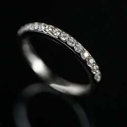 Elegant White Gold Ring Adorned with Sparkling Diamonds