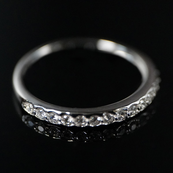 wihte-gold-diamond-ring-valentinsjewellery-9.jpg