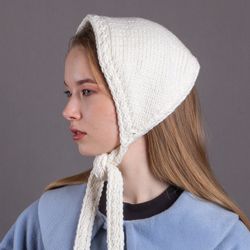 Bonnet with ties. Merino wool, cashmere. White color