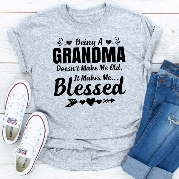 Being A Grandma Doesn't Make Me Old It Makes Me Blessed..jpg