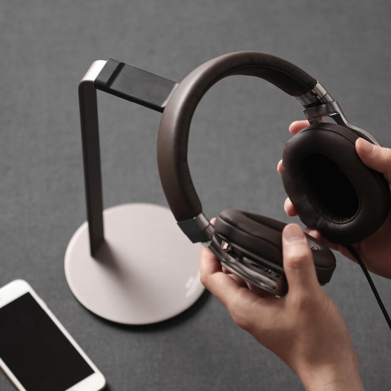Sleek Aluminum Headphone Holder Stand with Silicone Pad for Desk and Gaming Headsets